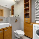 Apartment Industrial Fredry With Parking By Renters