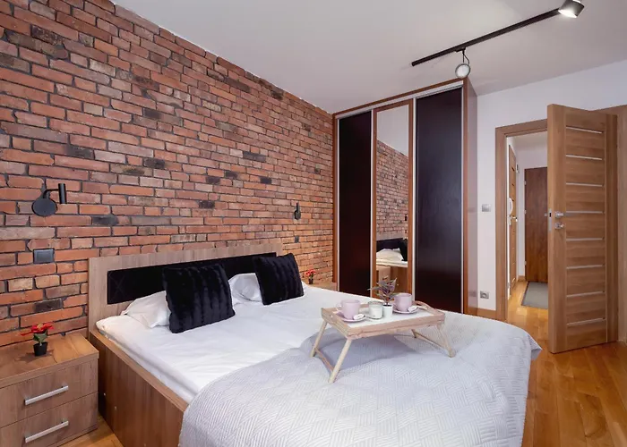 Industrial Fredry With Parking By Renters Appartamento